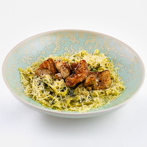 Паста со шпинатом и жареной курицей